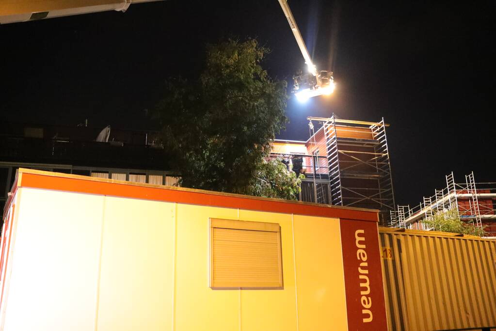 Grote zoekactie naar jongens op dak woonblok