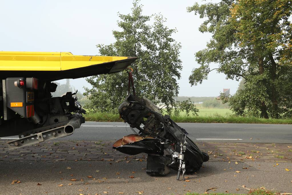 Bromfietsrijder knalt droge sloot in