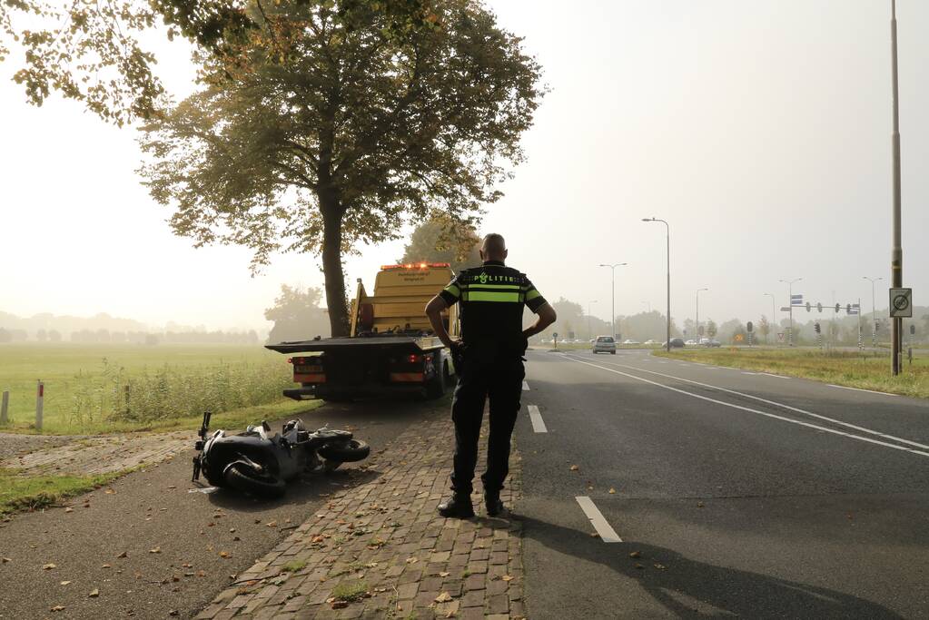 Bromfietsrijder knalt droge sloot in