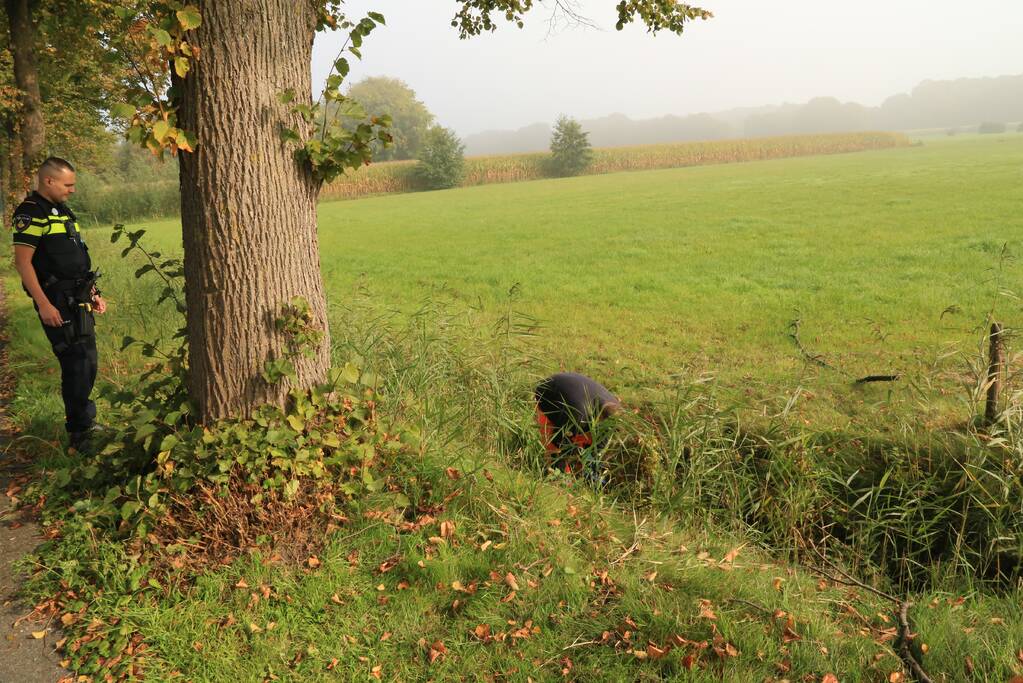 Bromfietsrijder knalt droge sloot in
