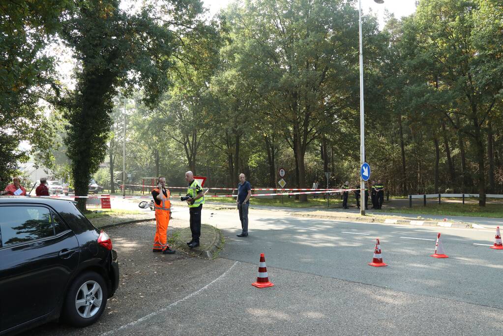 Motor botst op afremmende auto