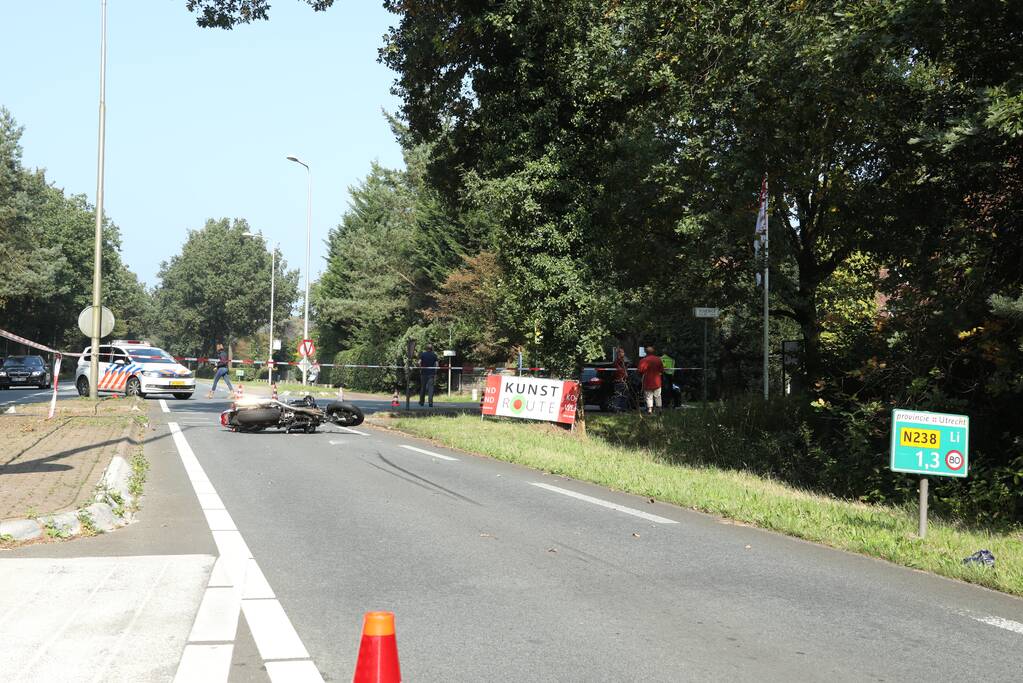 Motor botst op afremmende auto
