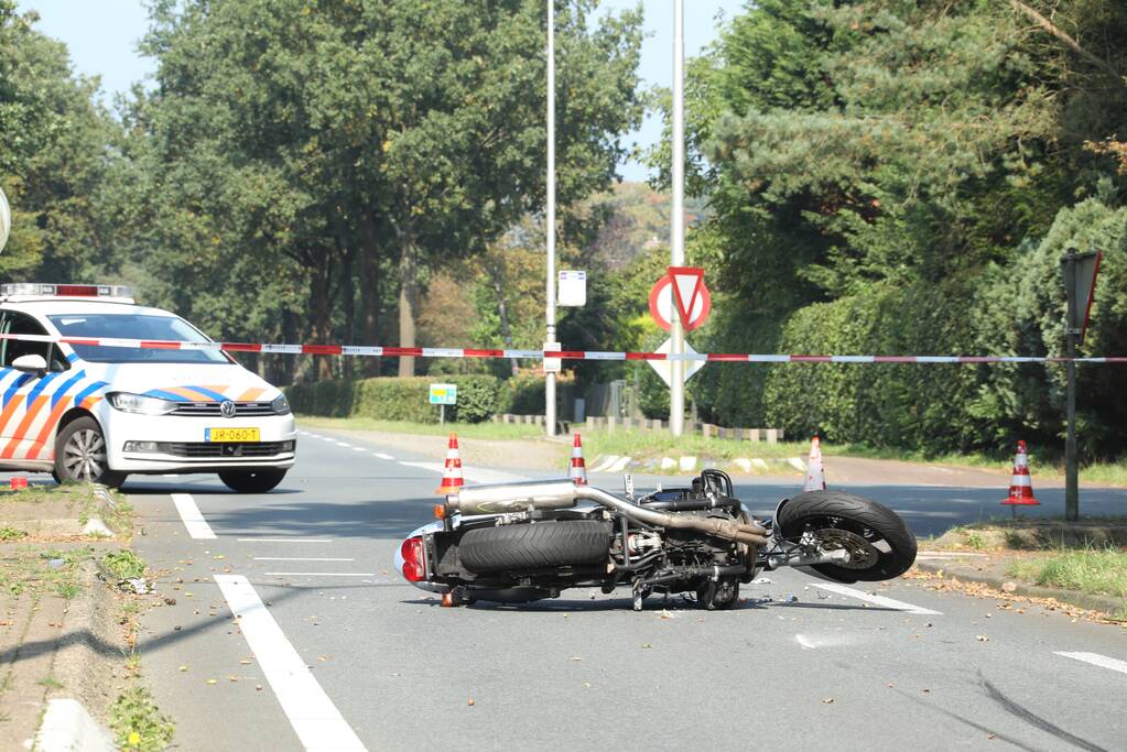 Motor botst op afremmende auto
