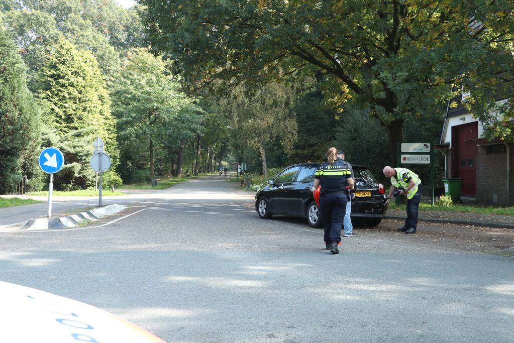 Motor botst op afremmende auto