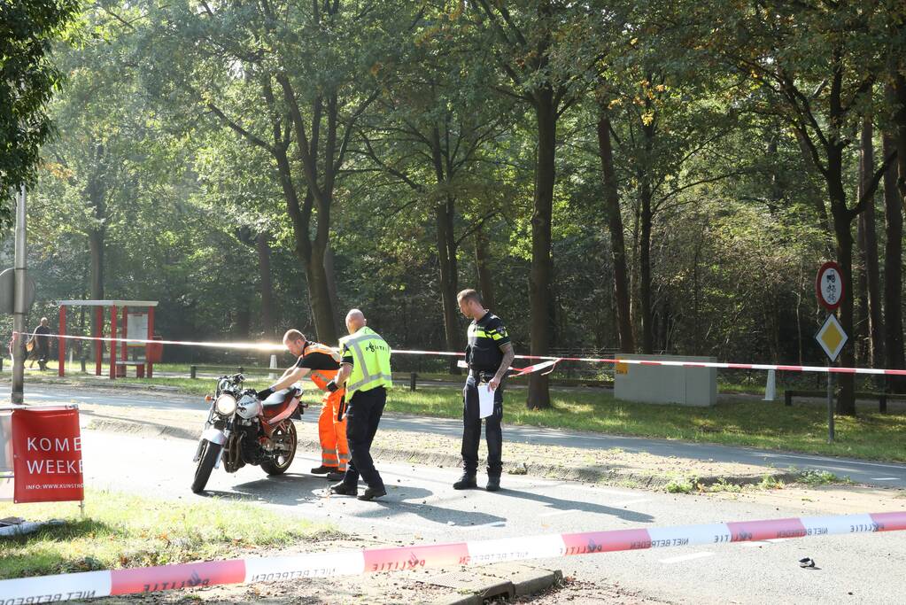 Motor botst op afremmende auto