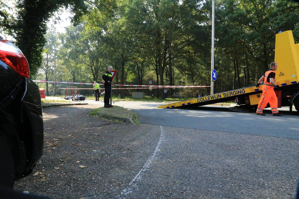 Motor botst op afremmende auto