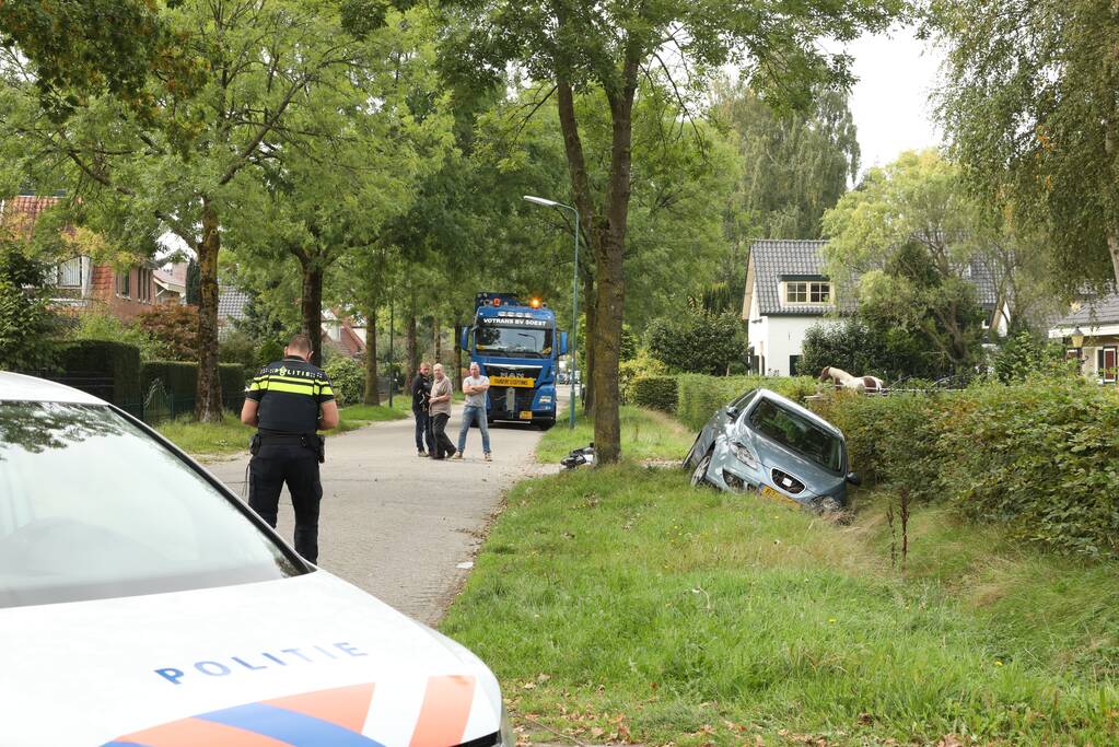 Auto belandt in droge sloot na botsing met brommer