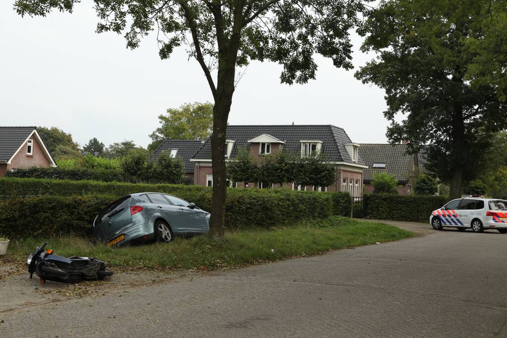 Auto belandt in droge sloot na botsing met brommer