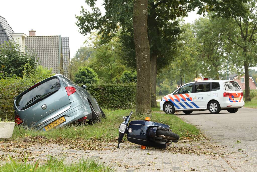 Auto belandt in droge sloot na botsing met brommer