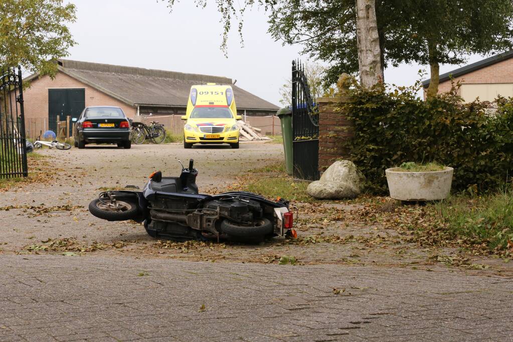 Auto belandt in droge sloot na botsing met brommer