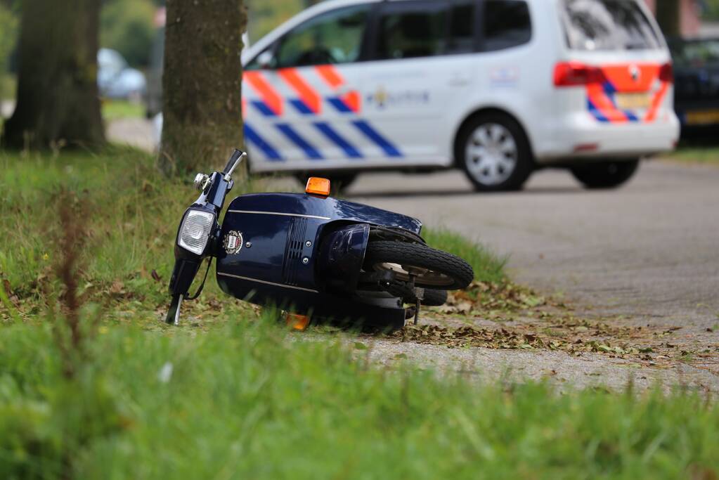 Auto belandt in droge sloot na botsing met brommer