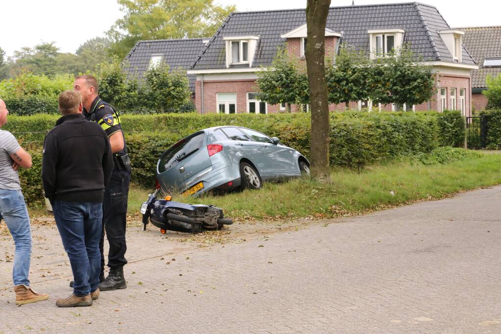 Auto belandt in droge sloot na botsing met brommer