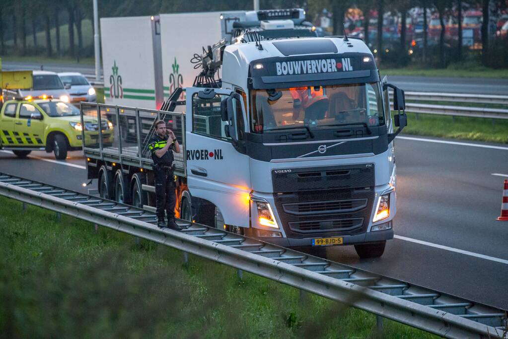 Flinke schade bij botsing tussen vrachtwagen en personenauto