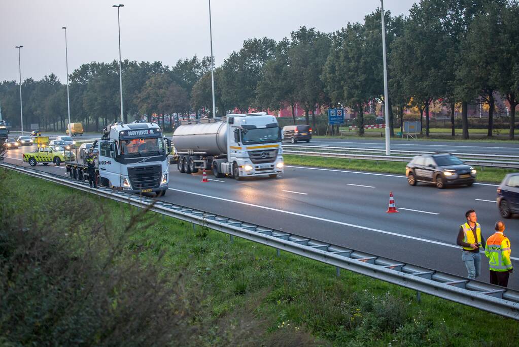 Flinke schade bij botsing tussen vrachtwagen en personenauto
