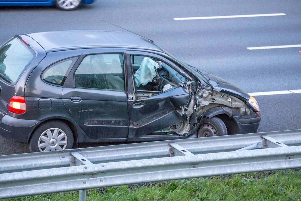 Flinke schade bij botsing tussen vrachtwagen en personenauto