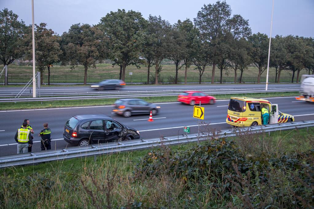 Flinke schade bij botsing tussen vrachtwagen en personenauto