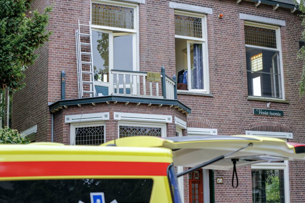 Persoon valt van balkon
