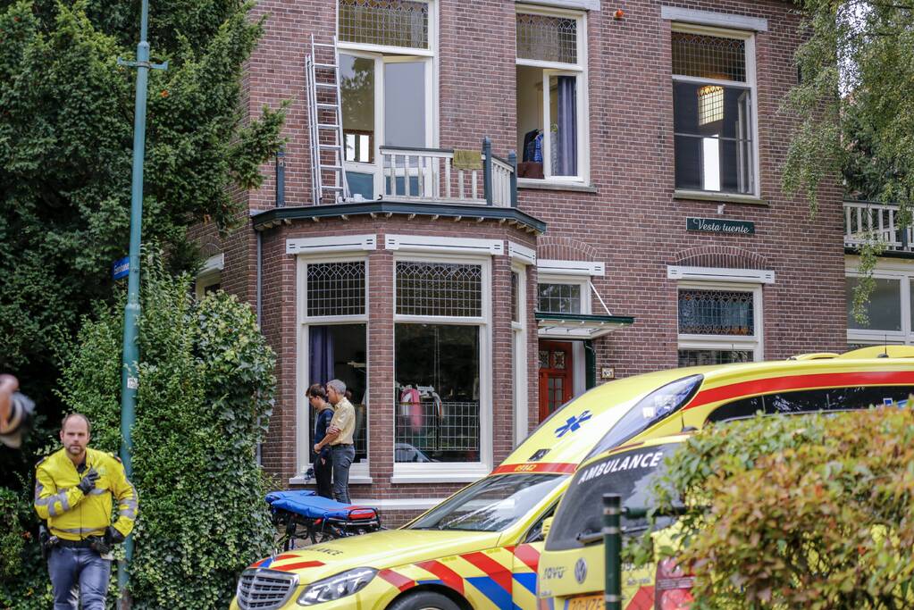 Persoon valt van balkon