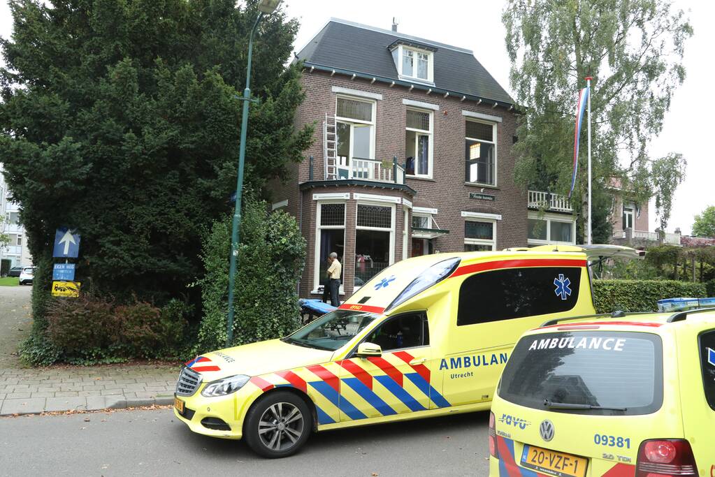 Persoon valt van balkon