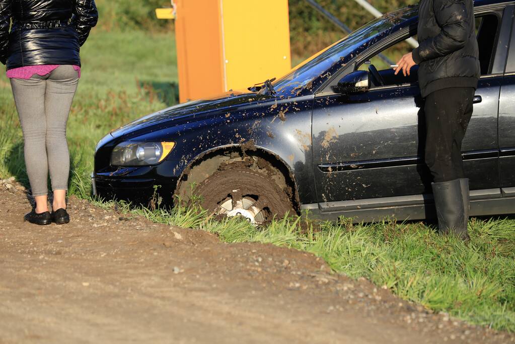 Voorbijgangers zien auto te water