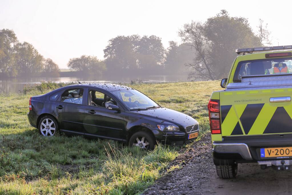 Voorbijgangers zien auto te water