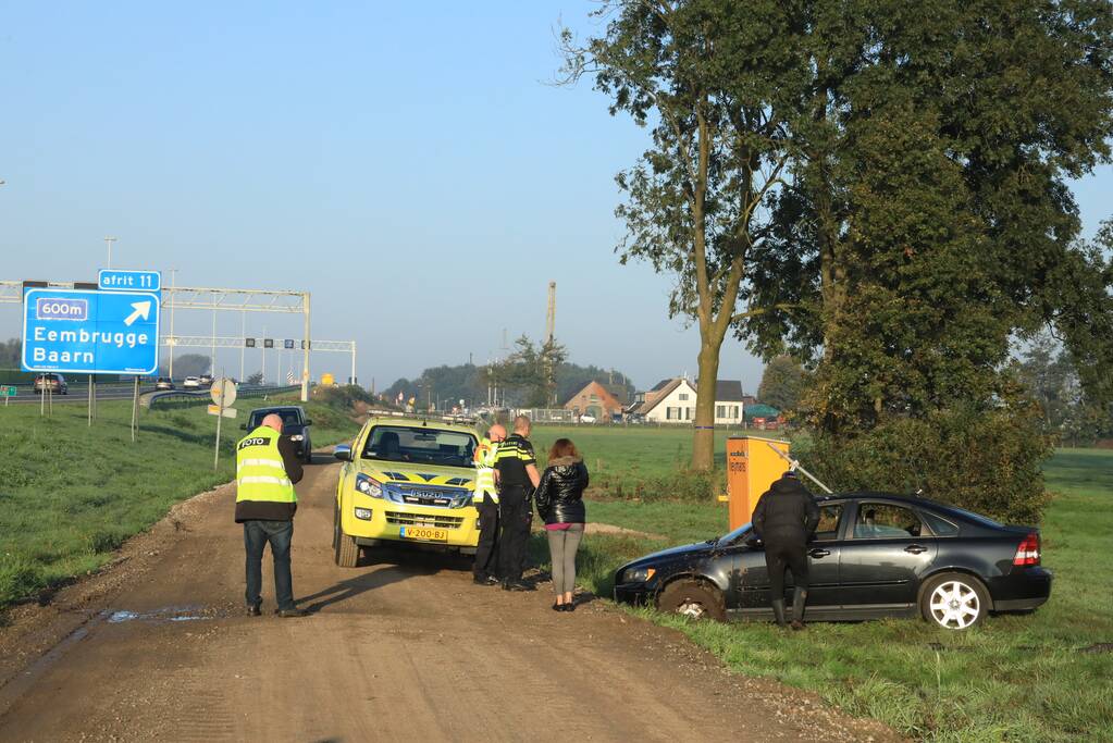 Voorbijgangers zien auto te water