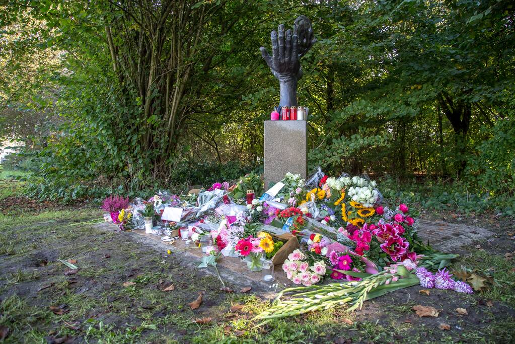 Veel bloemen en mooie woorden voor Anne Faber