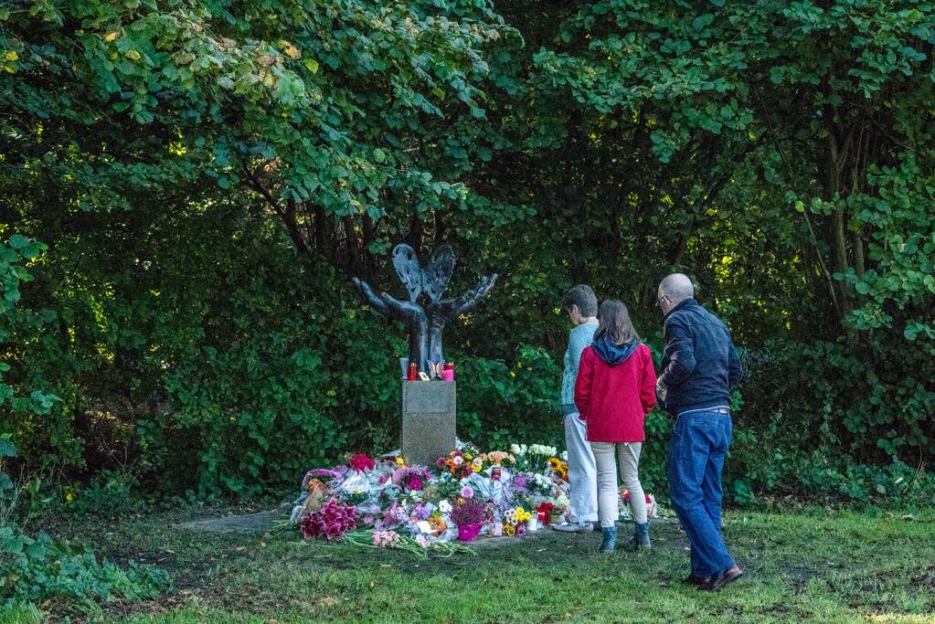 Veel bloemen en mooie woorden voor Anne Faber