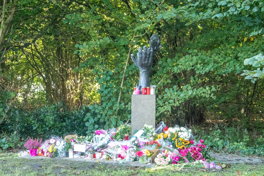Veel bloemen en mooie woorden voor Anne Faber
