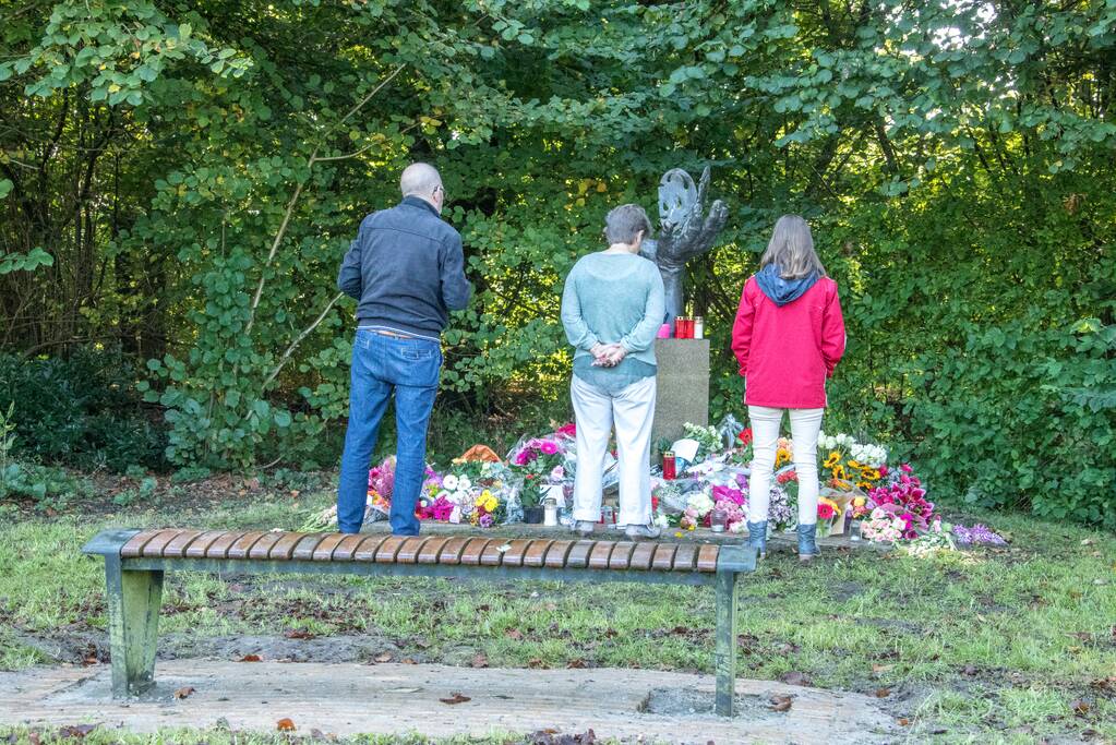 Veel bloemen en mooie woorden voor Anne Faber