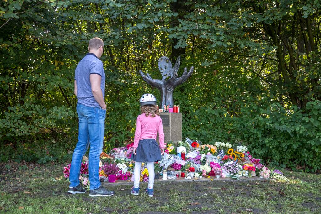 Veel bloemen en mooie woorden voor Anne Faber