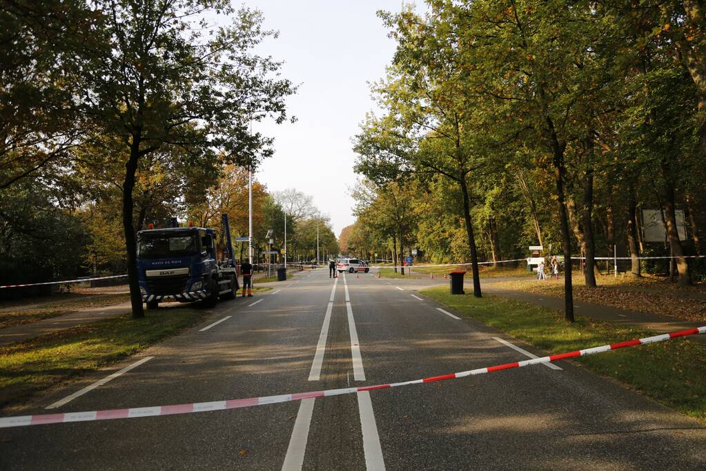 Vrachtwagen schept voetganger