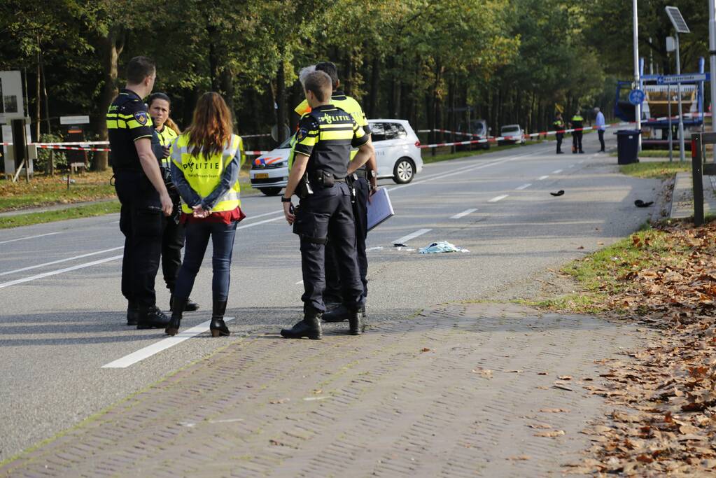 Vrachtwagen schept voetganger