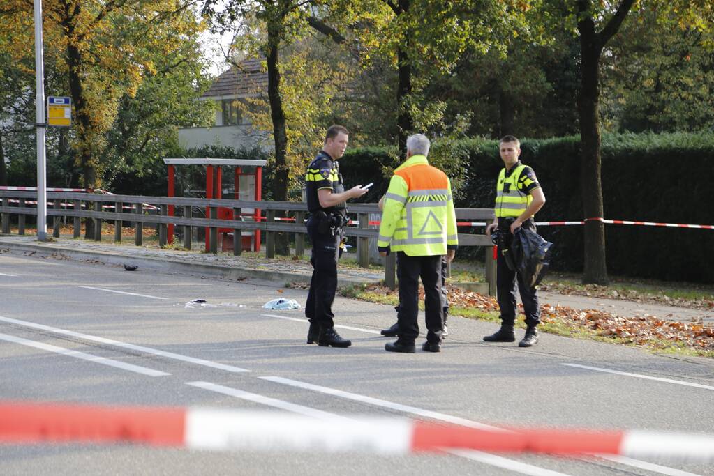 Vrachtwagen schept voetganger