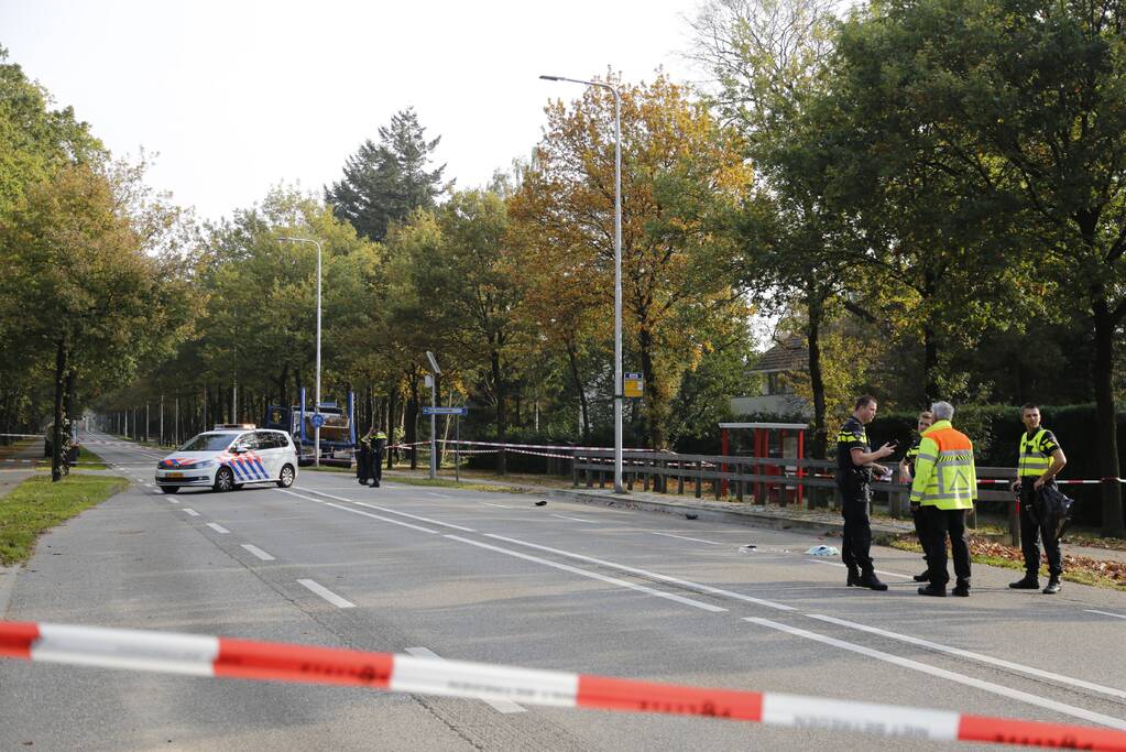 Vrachtwagen schept voetganger