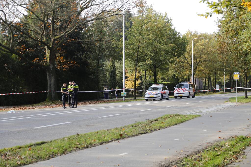 Vrachtwagen schept voetganger