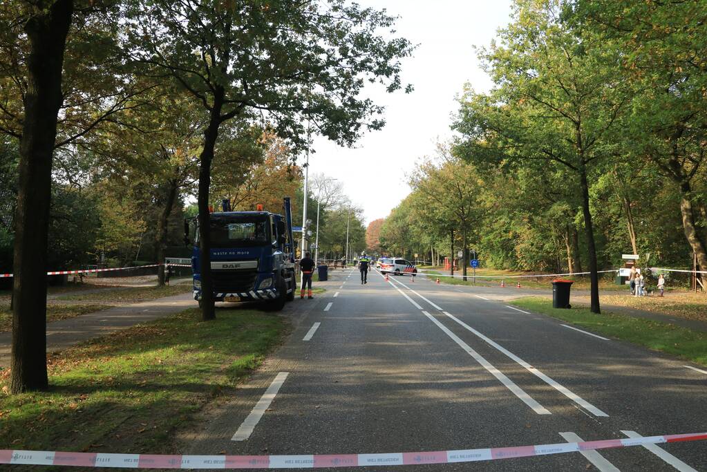 Vrachtwagen schept voetganger