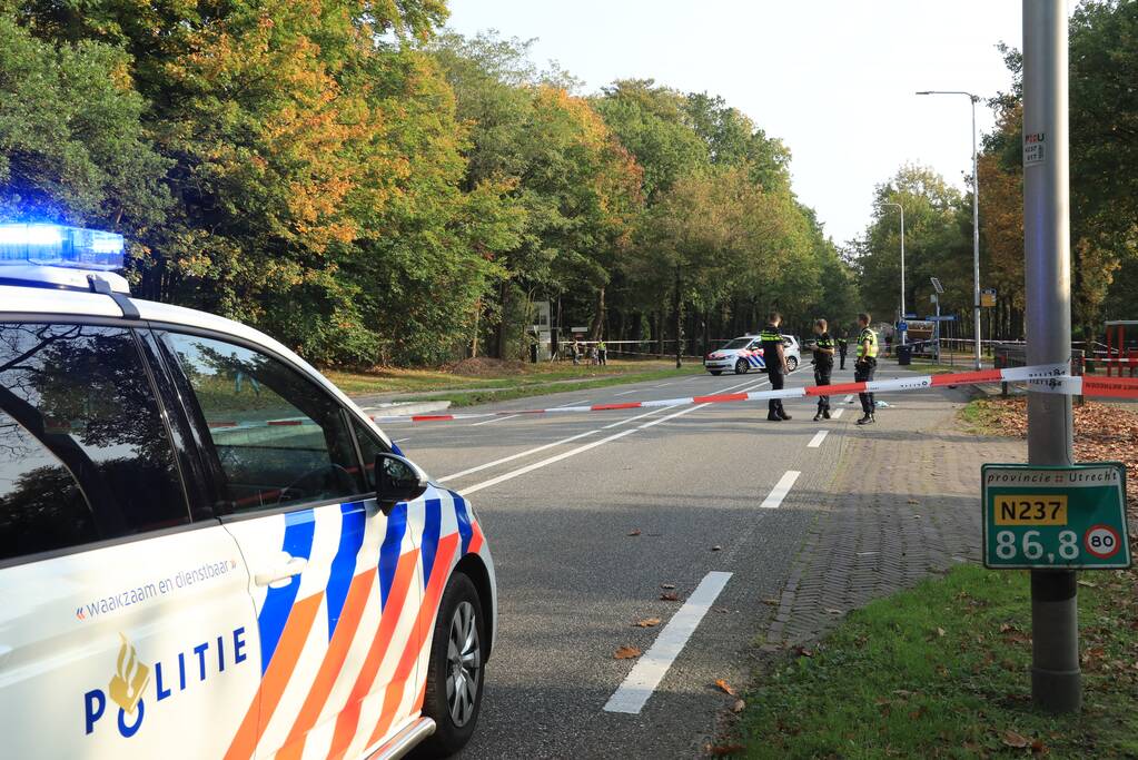 Vrachtwagen schept voetganger