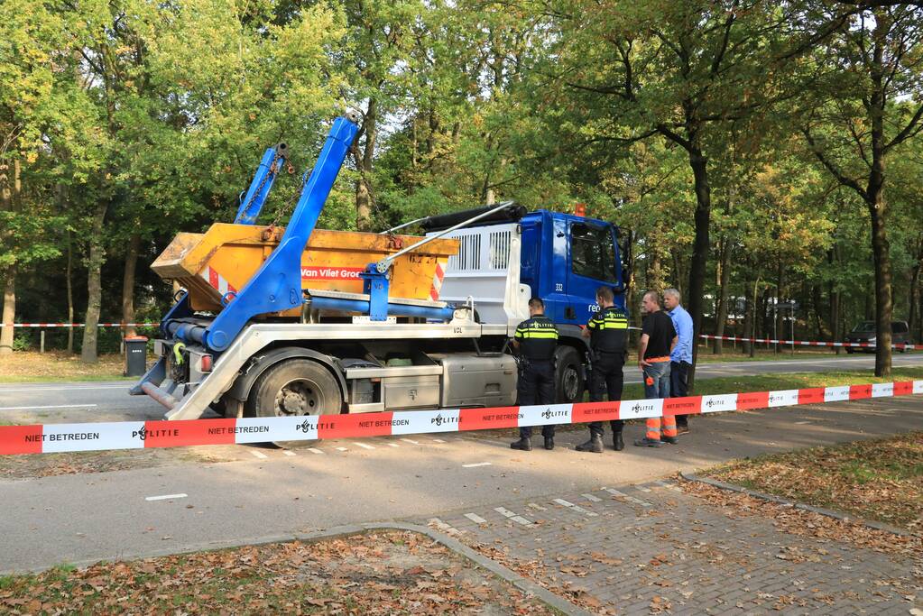 Vrachtwagen schept voetganger