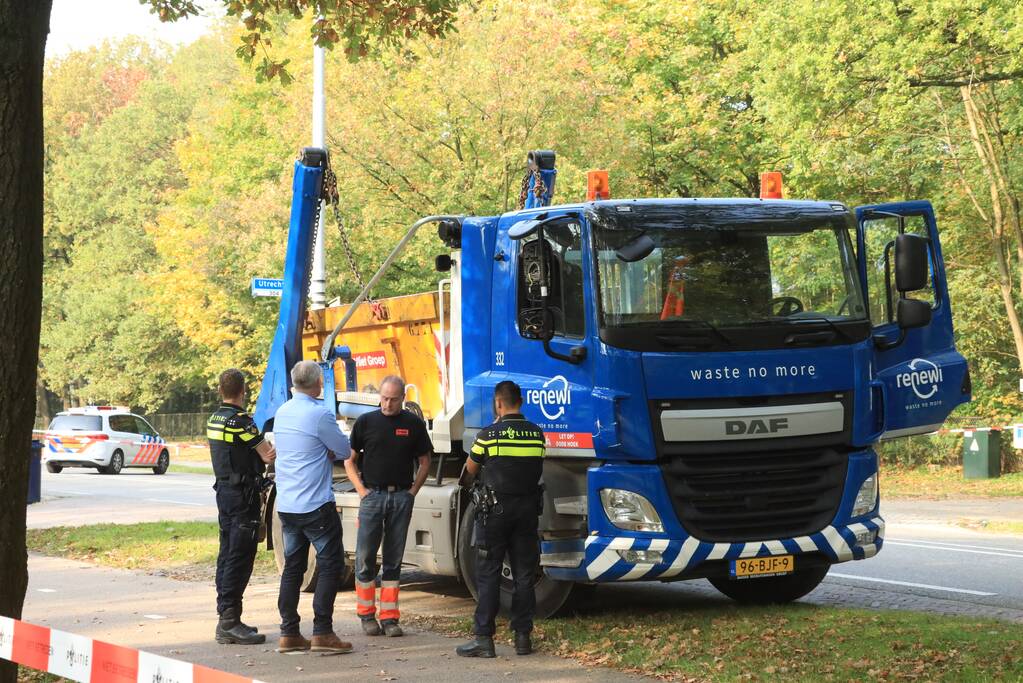 Vrachtwagen schept voetganger