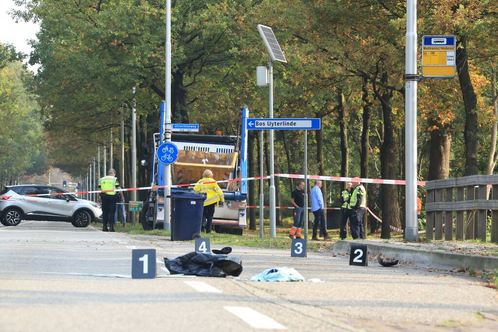 Vrachtwagen schept voetganger