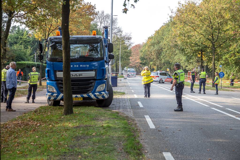 Vrachtwagen schept voetganger