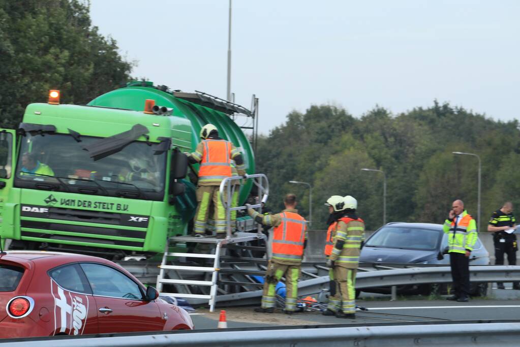 Vrachtwagen belandt in vangrail