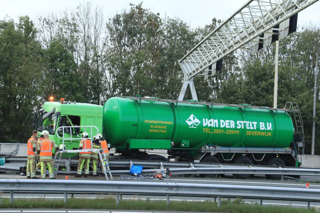 Vrachtwagen belandt in vangrail