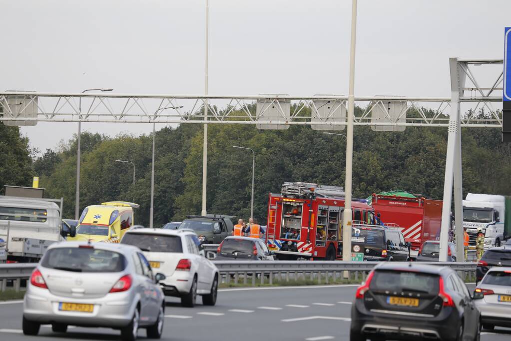 Vrachtwagen belandt in vangrail