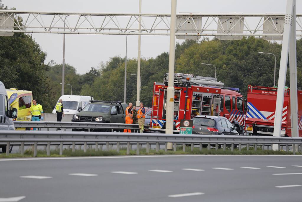 Vrachtwagen belandt in vangrail