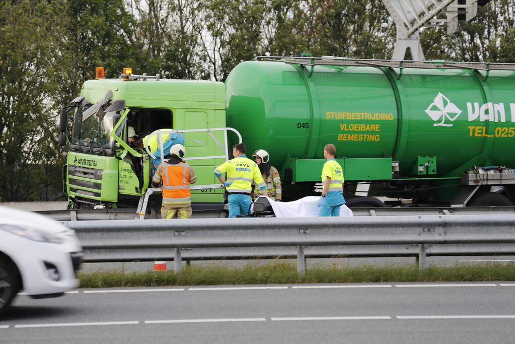 Vrachtwagen belandt in vangrail