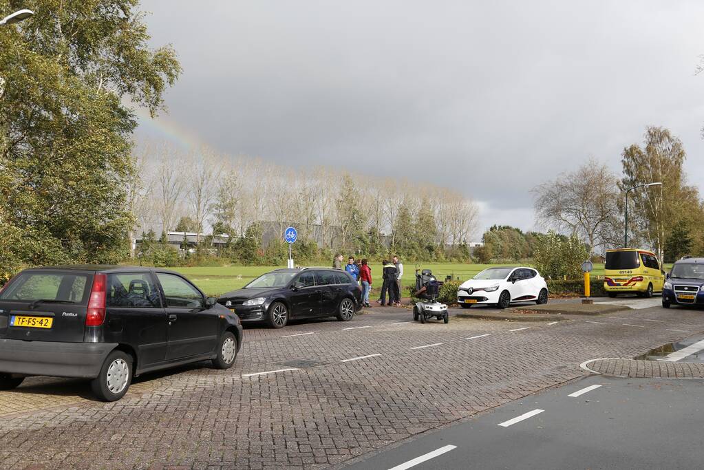 Scootmobiel botst tegen auto