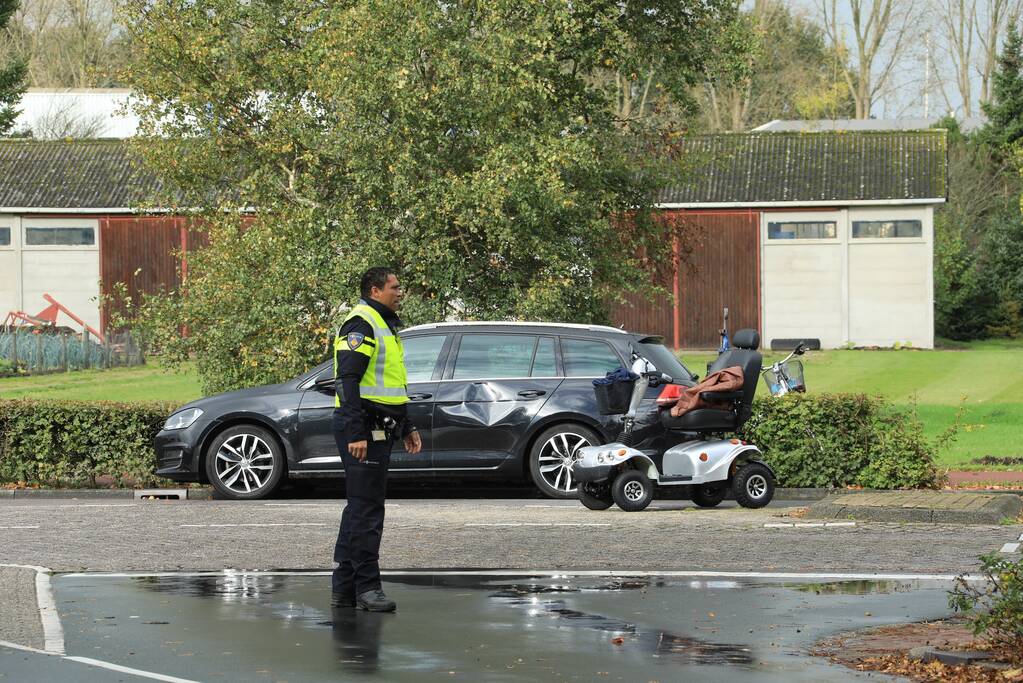 Scootmobiel botst tegen auto