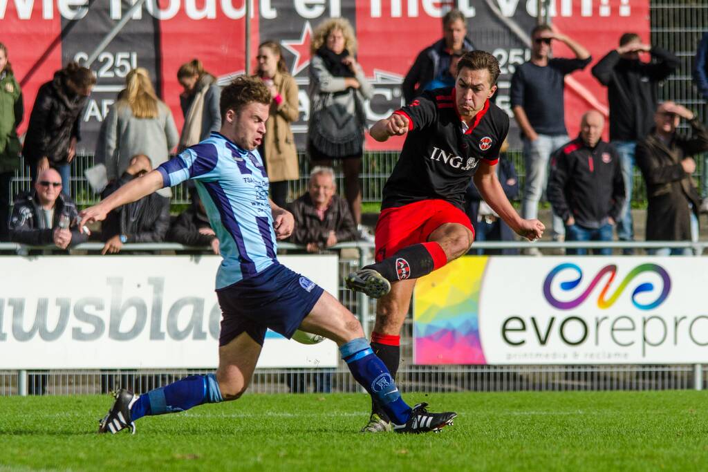 Scootmobiel botst tegen auto